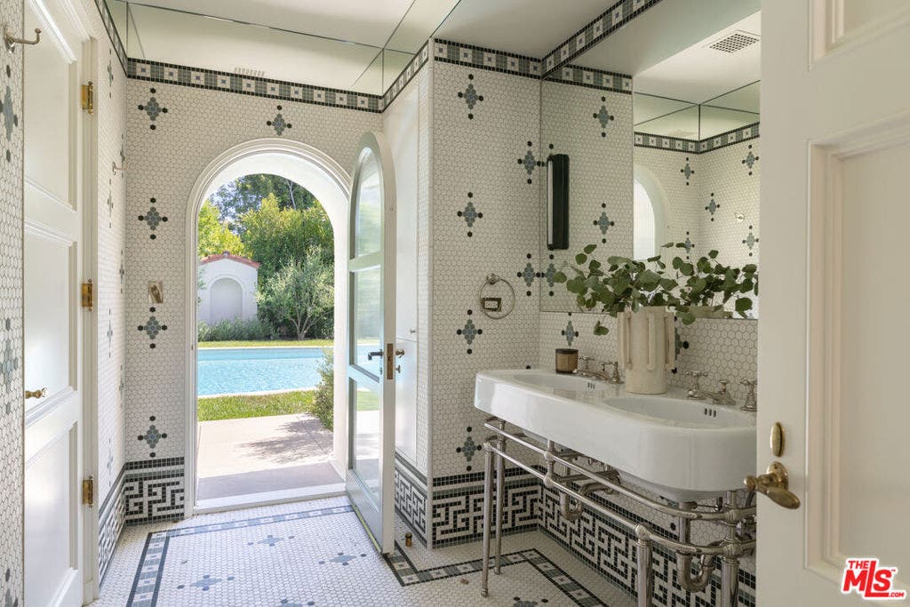 402 S Las Palmas Avenue, Los Angeles, CA 90020 402 S Las Palmas Avenue, Los Angeles, CA 90020