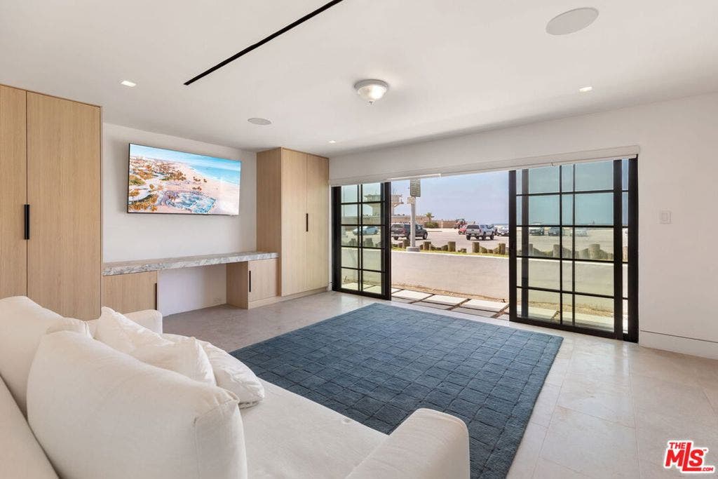 2205 Ocean Front Walk, Los Angeles, CA 90291
