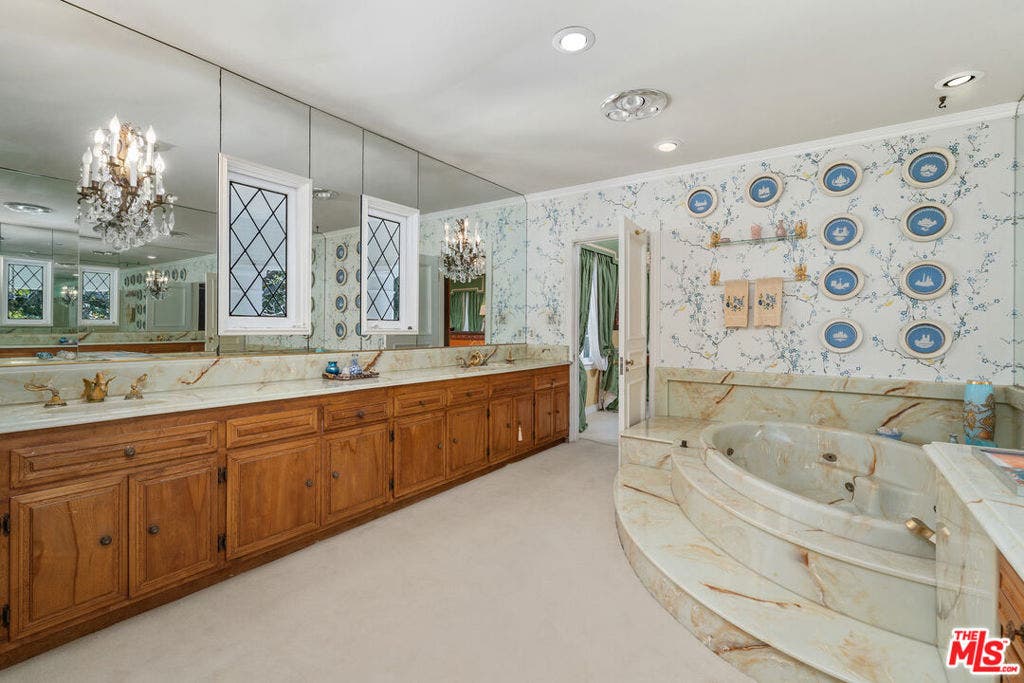 251 N Bristol Avenue, Los Angeles, CA 90049 251 N Bristol Avenue, Los Angeles, CA 90049