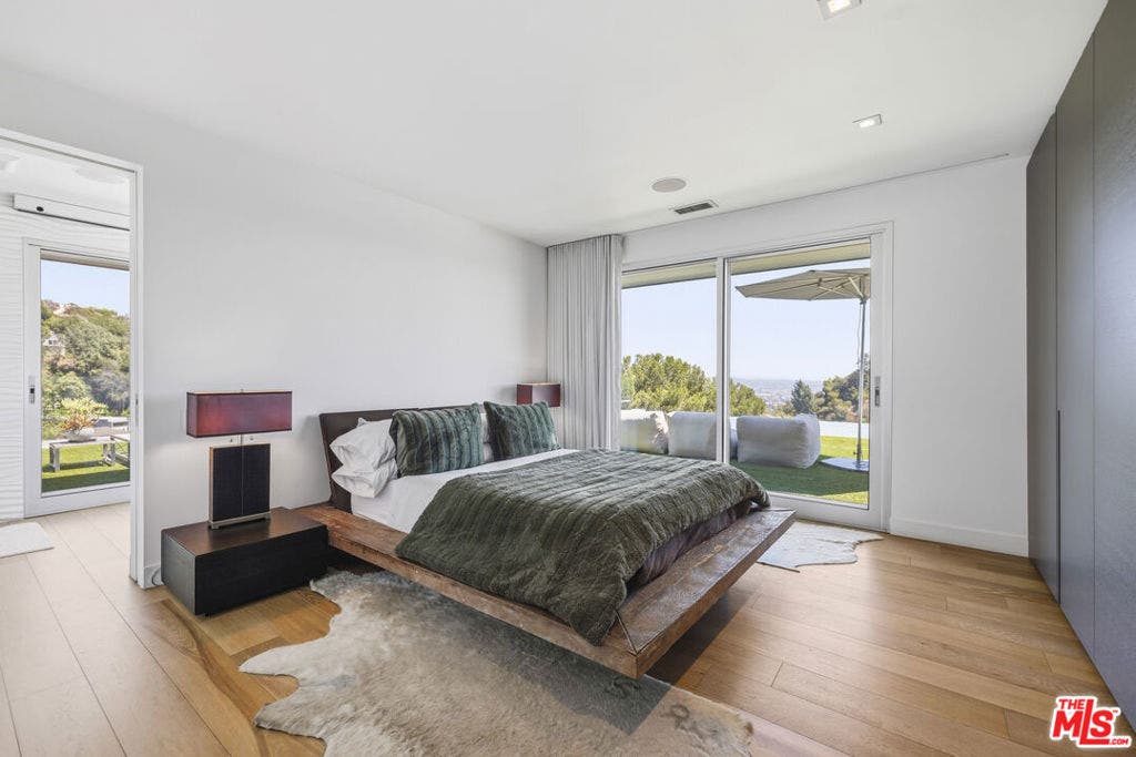 2402 Carman Crest Drive, Los Angeles, CA 90068 2402 Carman Crest Drive, Los Angeles, CA 90068