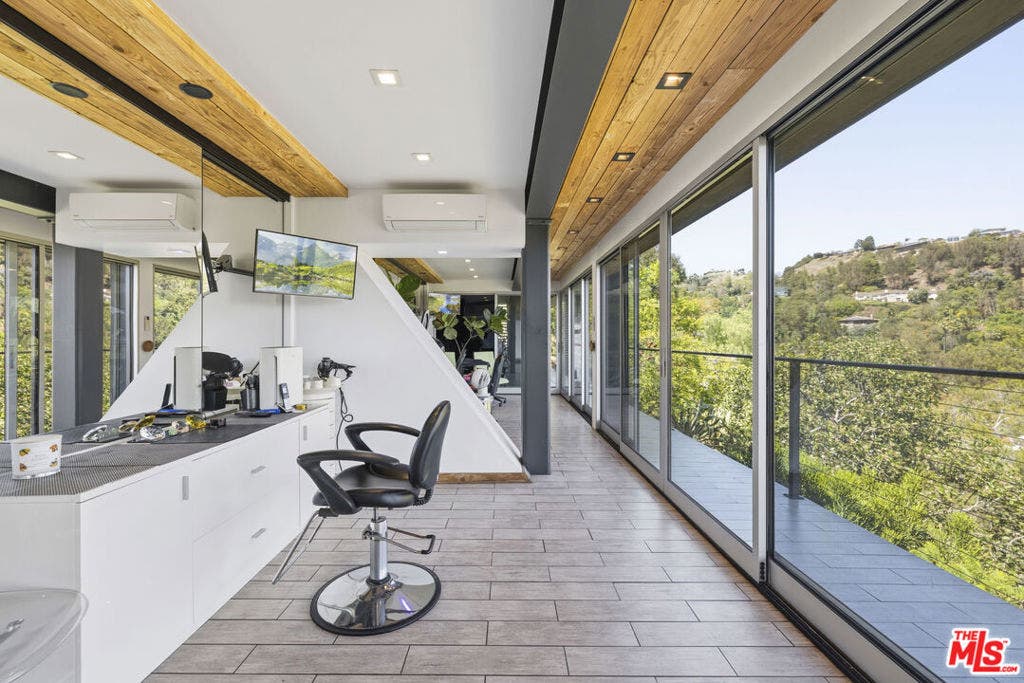 2402 Carman Crest Drive, Los Angeles, CA 90068 2402 Carman Crest Drive, Los Angeles, CA 90068