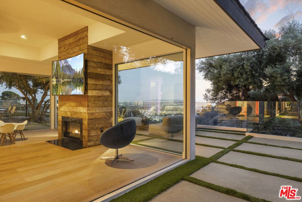 2402 Carman Crest Drive, Los Angeles, CA 90068 2402 Carman Crest Drive, Los Angeles, CA 90068