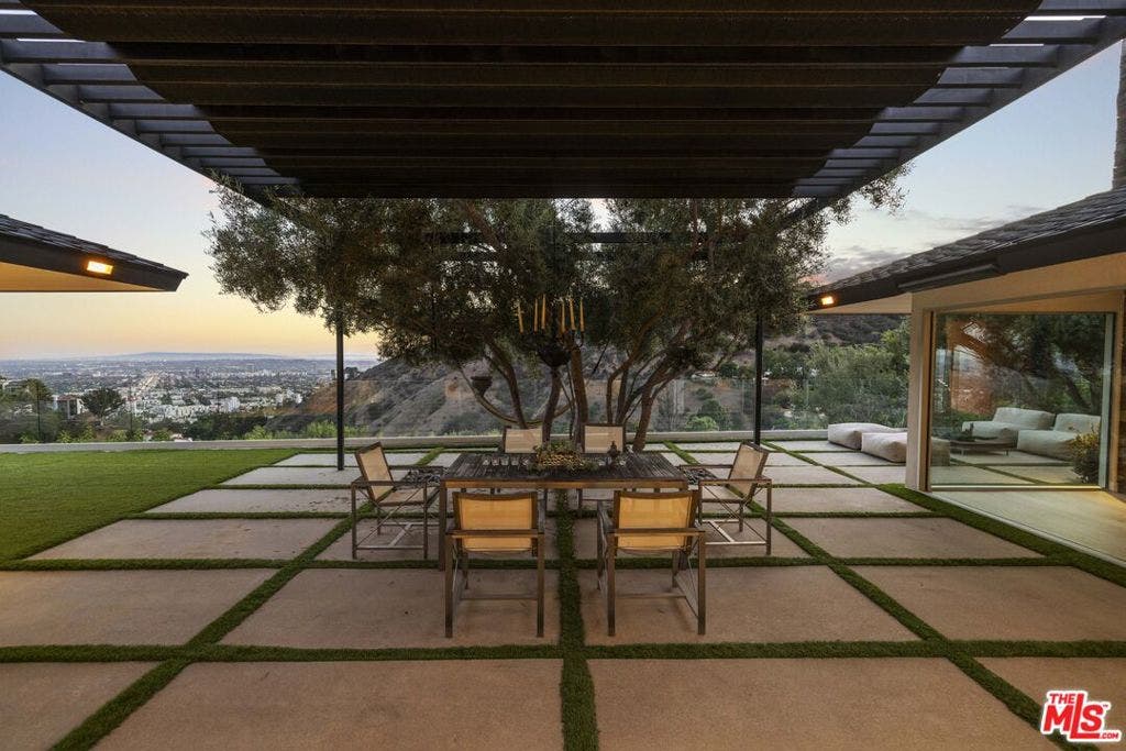 2402 Carman Crest Drive, Los Angeles, CA 90068 2402 Carman Crest Drive, Los Angeles, CA 90068