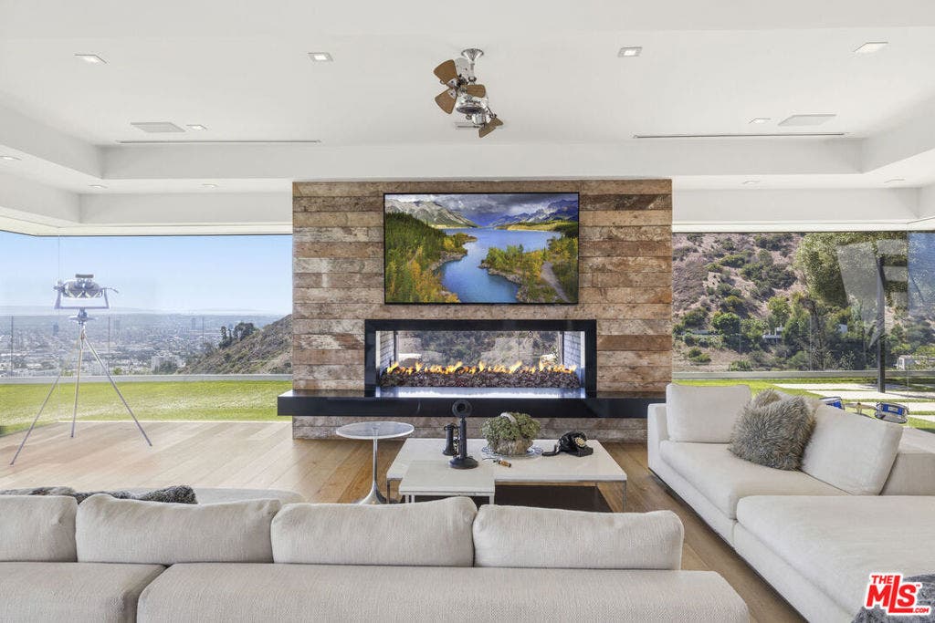 2402 Carman Crest Drive, Los Angeles, CA 90068 2402 Carman Crest Drive, Los Angeles, CA 90068