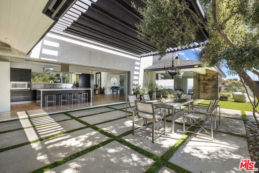 2402 Carman Crest Drive, Los Angeles, CA 90068 2402 Carman Crest Drive, Los Angeles, CA 90068