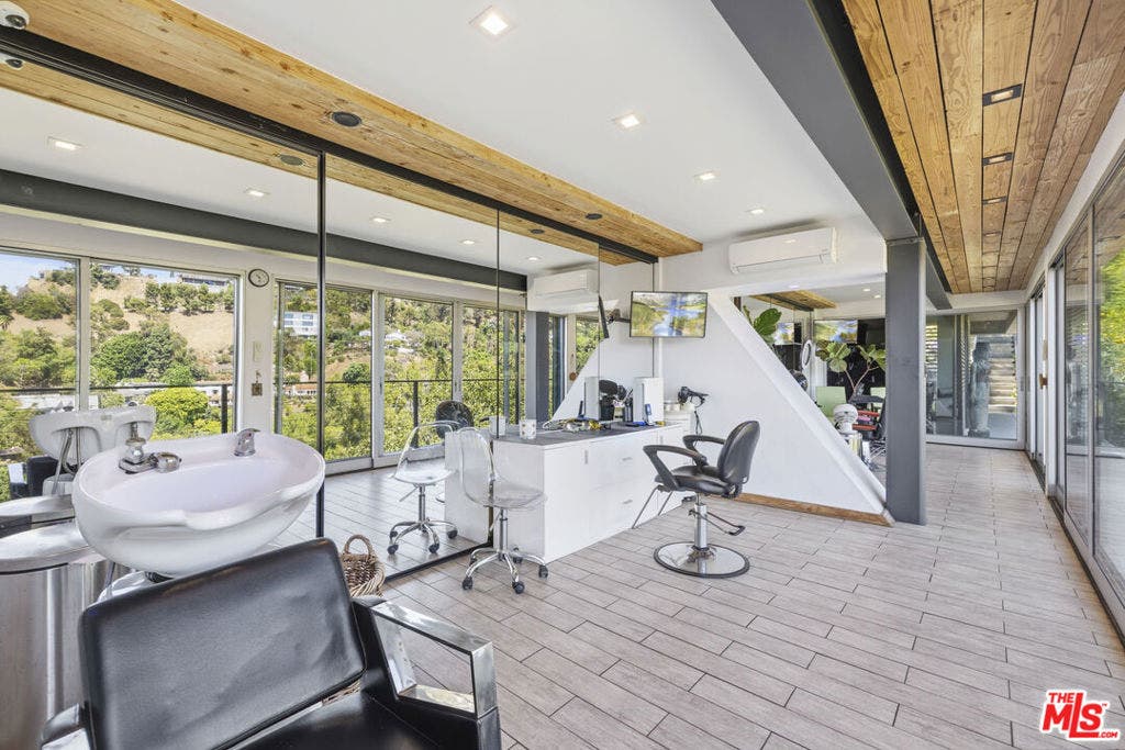 2402 Carman Crest Drive, Los Angeles, CA 90068 2402 Carman Crest Drive, Los Angeles, CA 90068