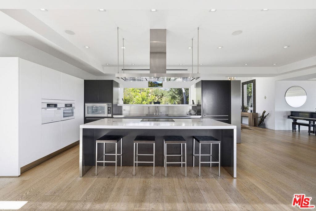 2402 Carman Crest Drive, Los Angeles, CA 90068 2402 Carman Crest Drive, Los Angeles, CA 90068