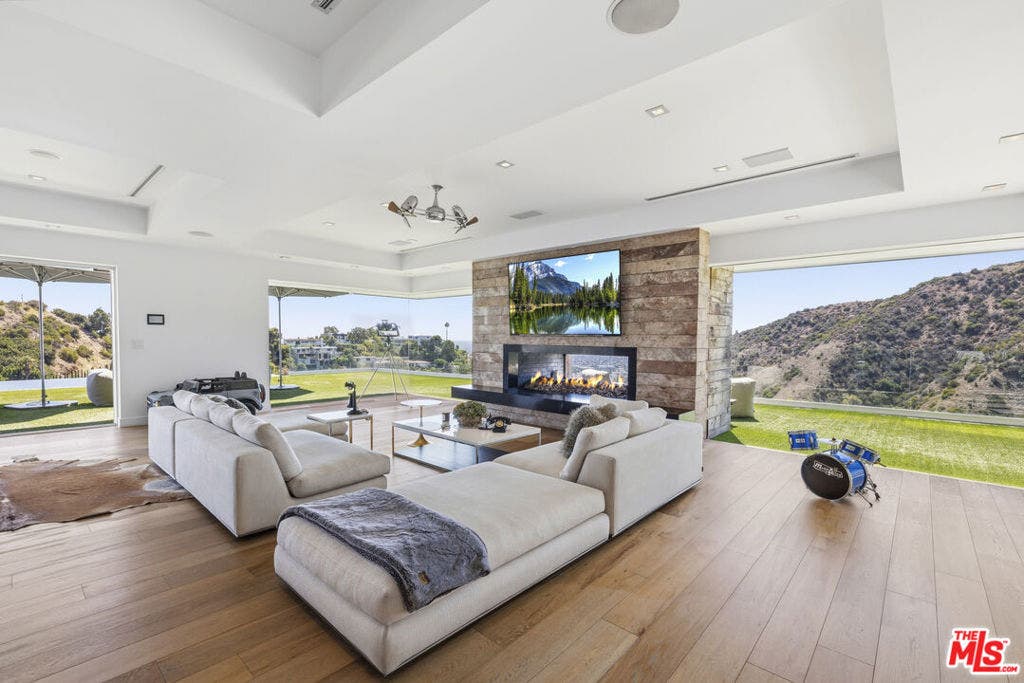 2402 Carman Crest Drive, Los Angeles, CA 90068 2402 Carman Crest Drive, Los Angeles, CA 90068