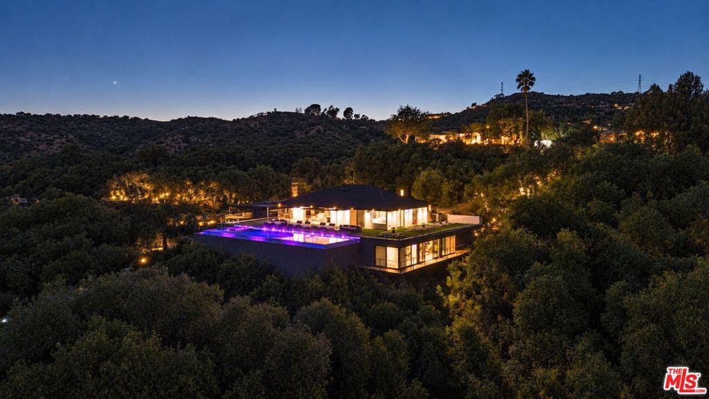 2402 Carman Crest Drive, Los Angeles, CA 90068 2402 Carman Crest Drive, Los Angeles, CA 90068