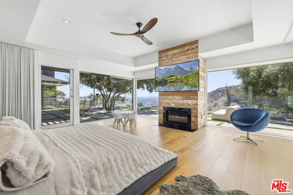 2402 Carman Crest Drive, Los Angeles, CA 90068 2402 Carman Crest Drive, Los Angeles, CA 90068