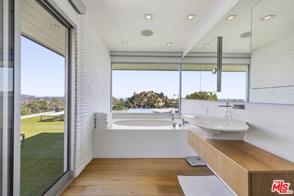 2402 Carman Crest Drive, Los Angeles, CA 90068 2402 Carman Crest Drive, Los Angeles, CA 90068
