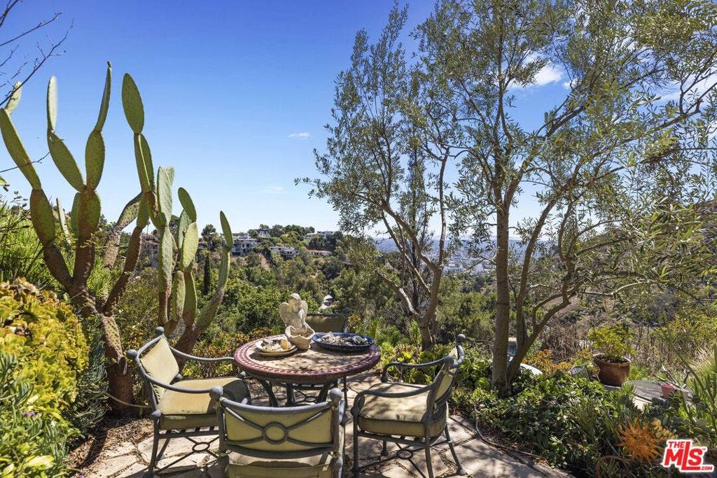 2402 Carman Crest Drive, Los Angeles, CA 90068 2402 Carman Crest Drive, Los Angeles, CA 90068