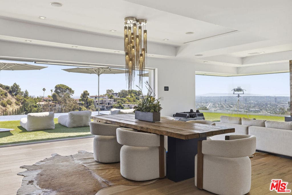 2402 Carman Crest Drive, Los Angeles, CA 90068 2402 Carman Crest Drive, Los Angeles, CA 90068