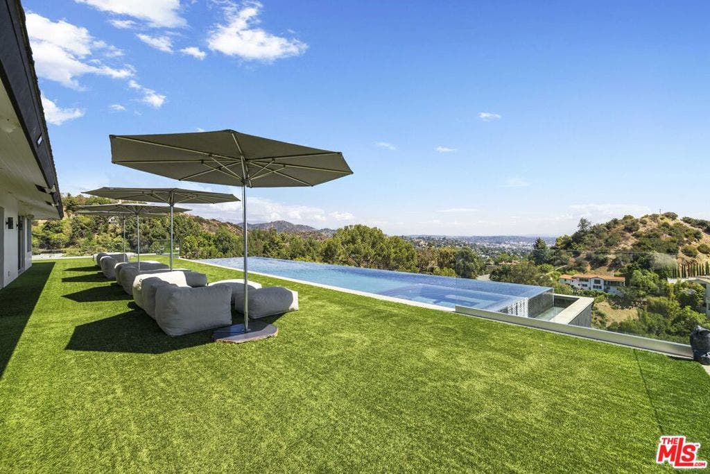 2402 Carman Crest Drive, Los Angeles, CA 90068 2402 Carman Crest Drive, Los Angeles, CA 90068