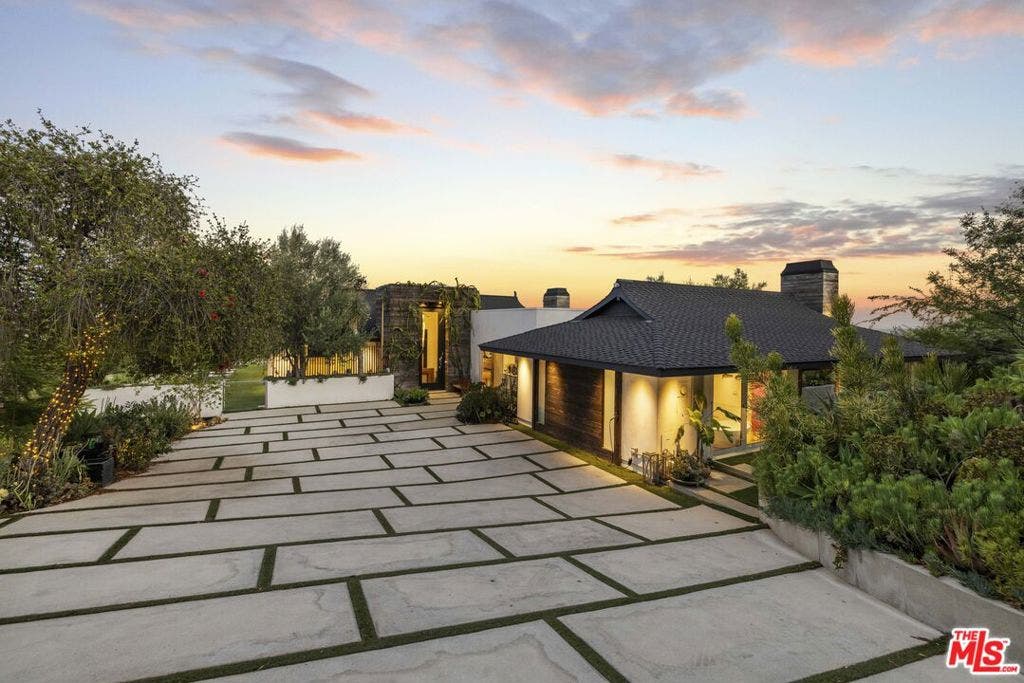 2402 Carman Crest Drive, Los Angeles, CA 90068 2402 Carman Crest Drive, Los Angeles, CA 90068