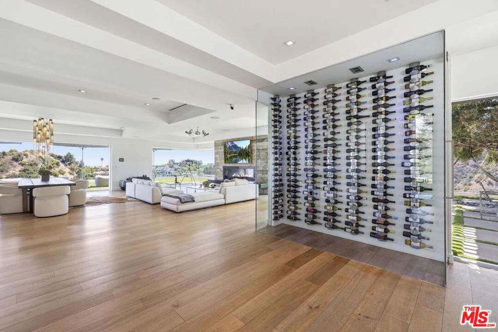 2402 Carman Crest Drive, Los Angeles, CA 90068 2402 Carman Crest Drive, Los Angeles, CA 90068