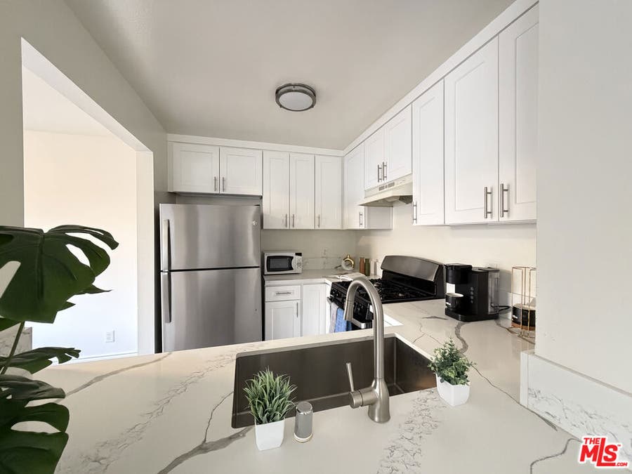 Property photo for 326 S Manhattan Place, #210, Los Angeles, CA