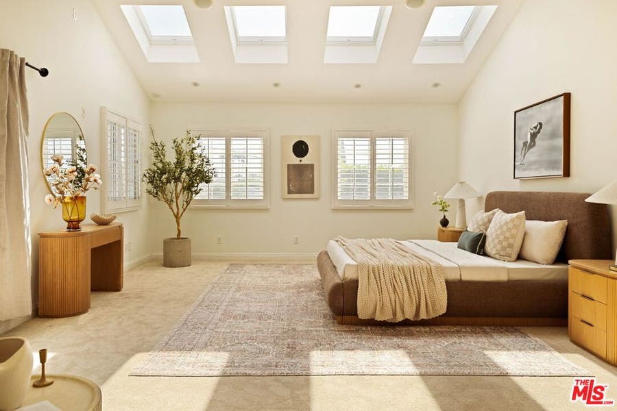 Property photo for 950 S Longwood Avenue, Los Angeles, CA