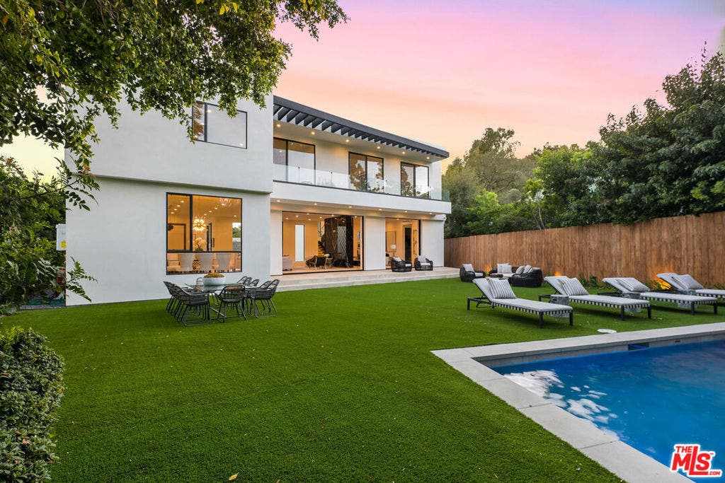12119 Travis Street, Los Angeles, CA 90049
