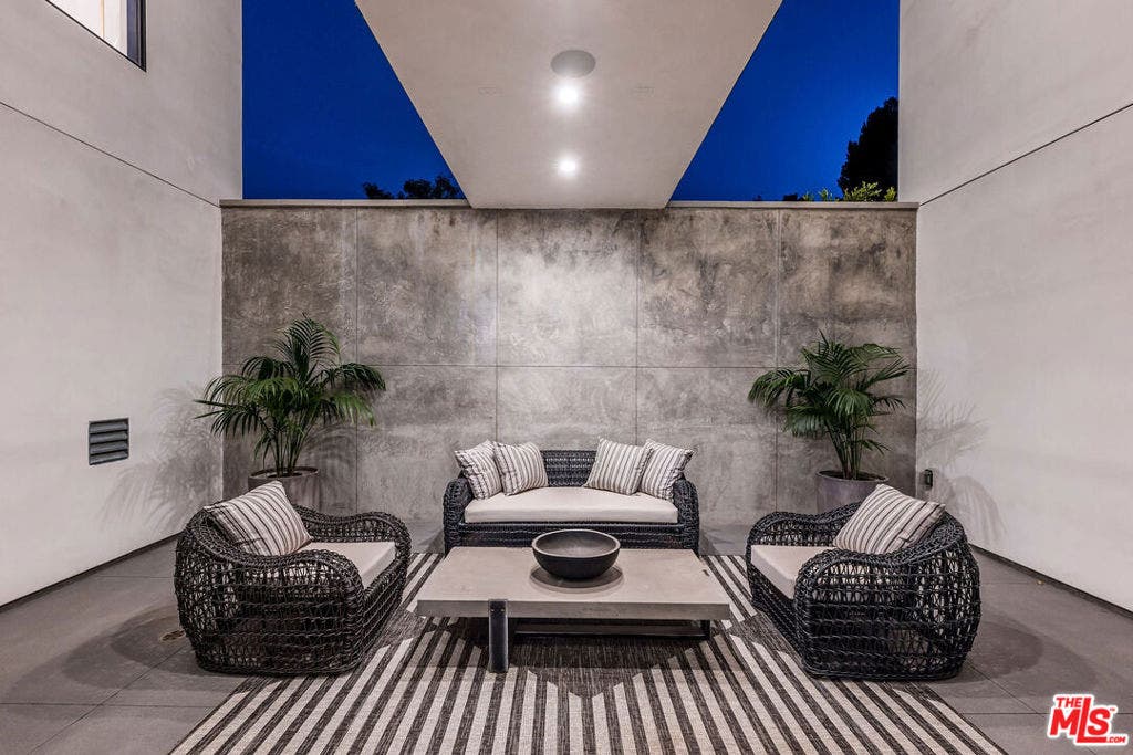 12119 Travis Street, Los Angeles, CA 90049