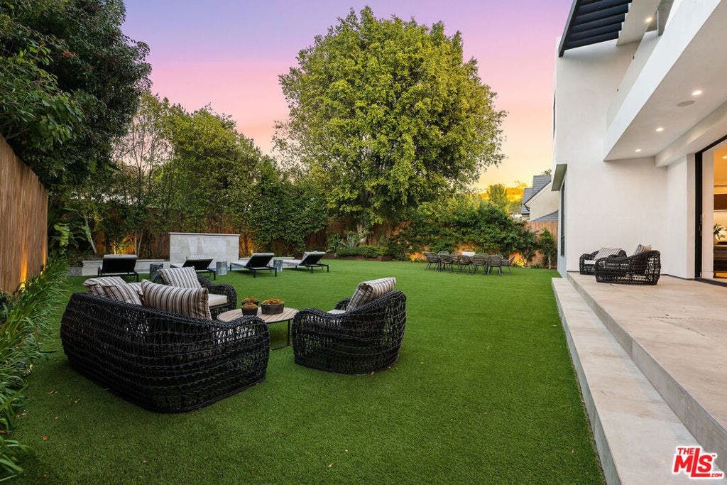 12119 Travis Street, Los Angeles, CA 90049