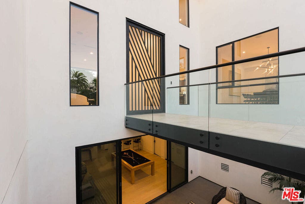 12119 Travis Street, Los Angeles, CA 90049