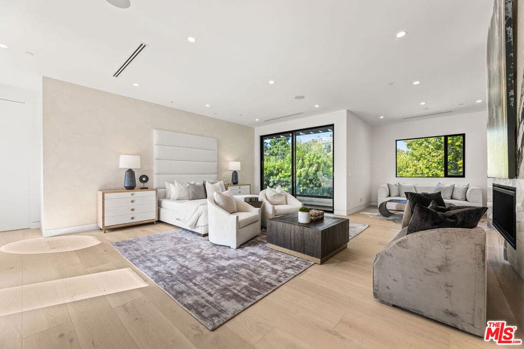 12119 Travis Street, Los Angeles, CA 90049