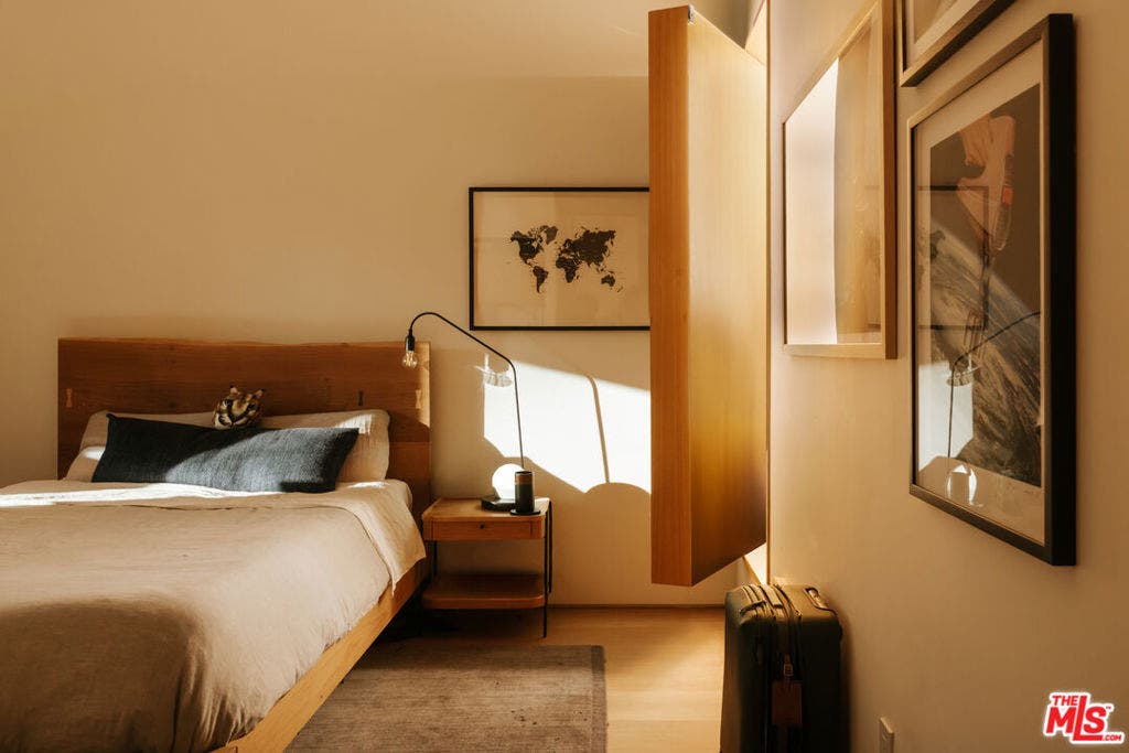 Guest bed 1 with hidden door b