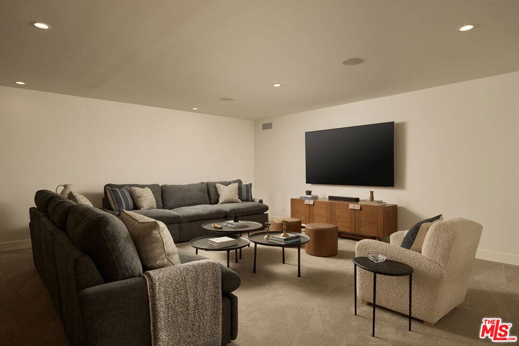 31 Oakmont Drive, Los Angeles, CA 90049