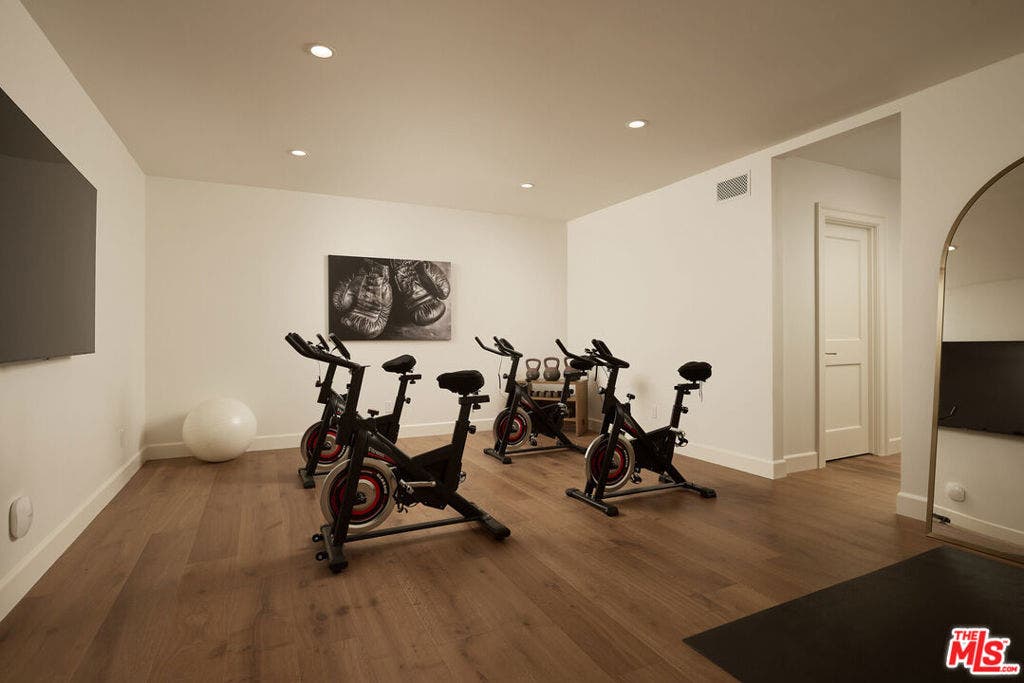 31 Oakmont Drive, Los Angeles, CA 90049