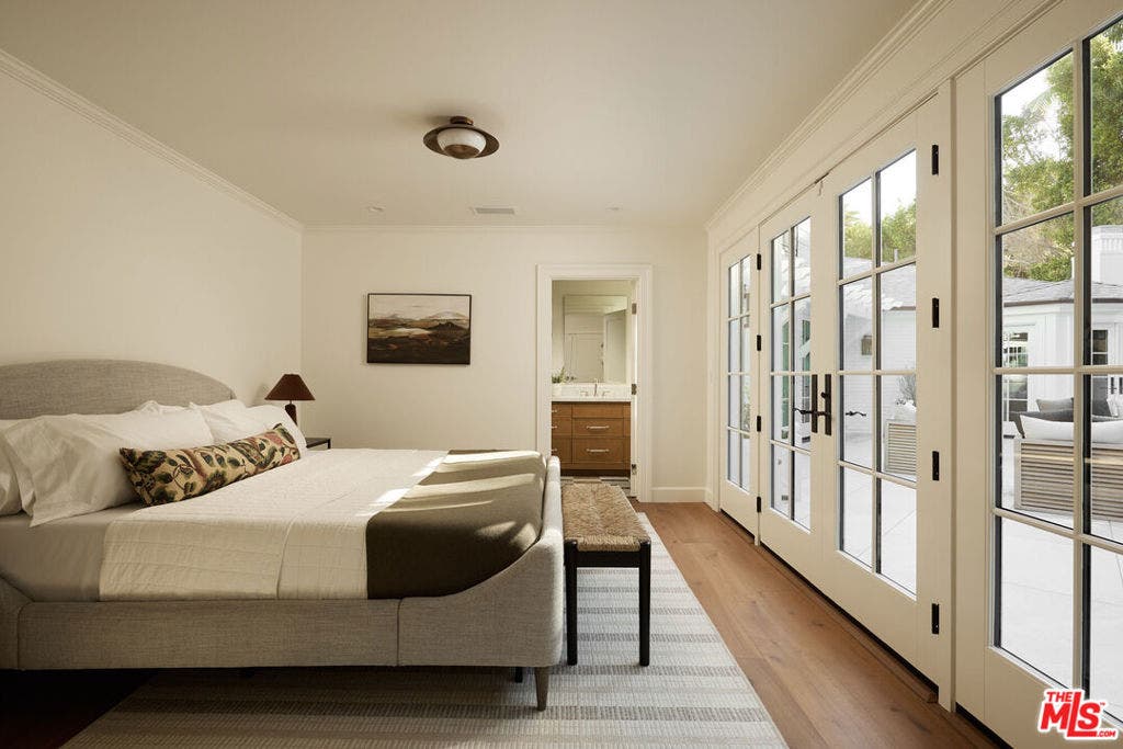 31 Oakmont Drive, Los Angeles, CA 90049