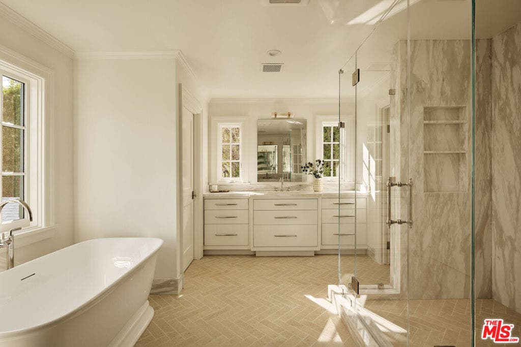 31 Oakmont Drive, Los Angeles, CA 90049