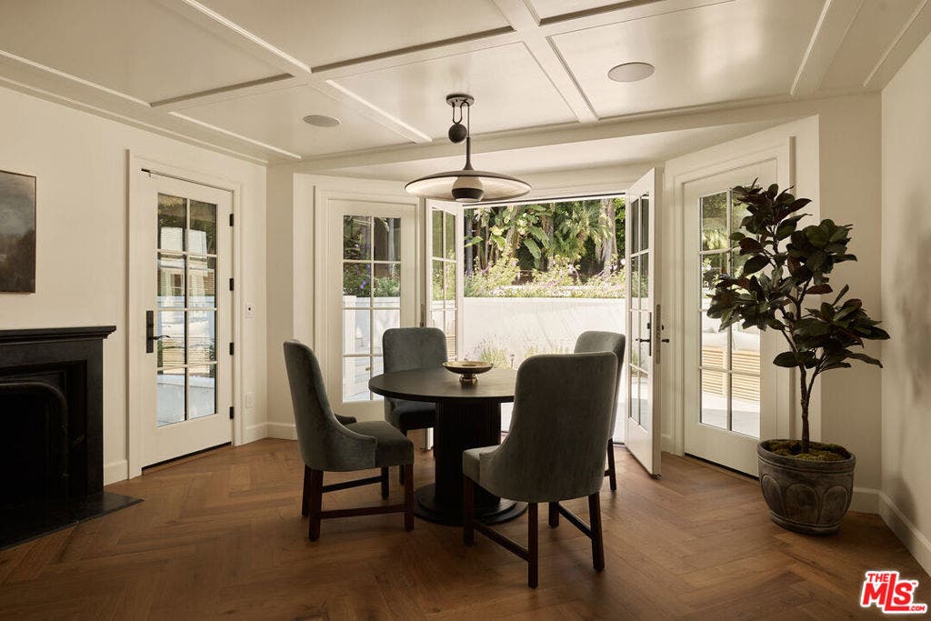 31 Oakmont Drive, Los Angeles, CA 90049
