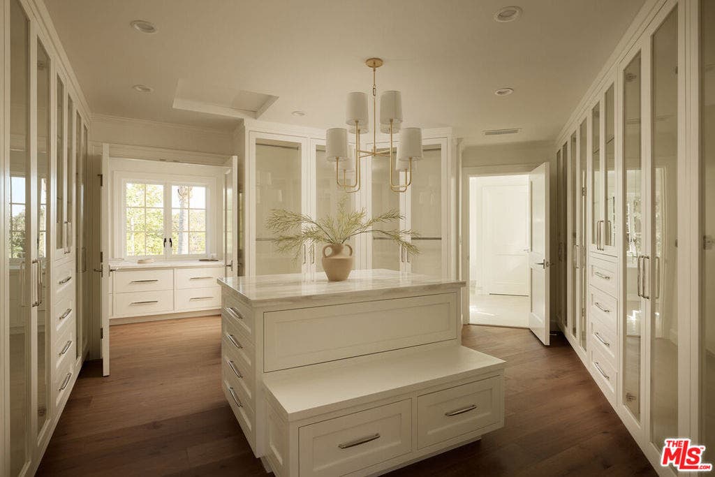 31 Oakmont Drive, Los Angeles, CA 90049