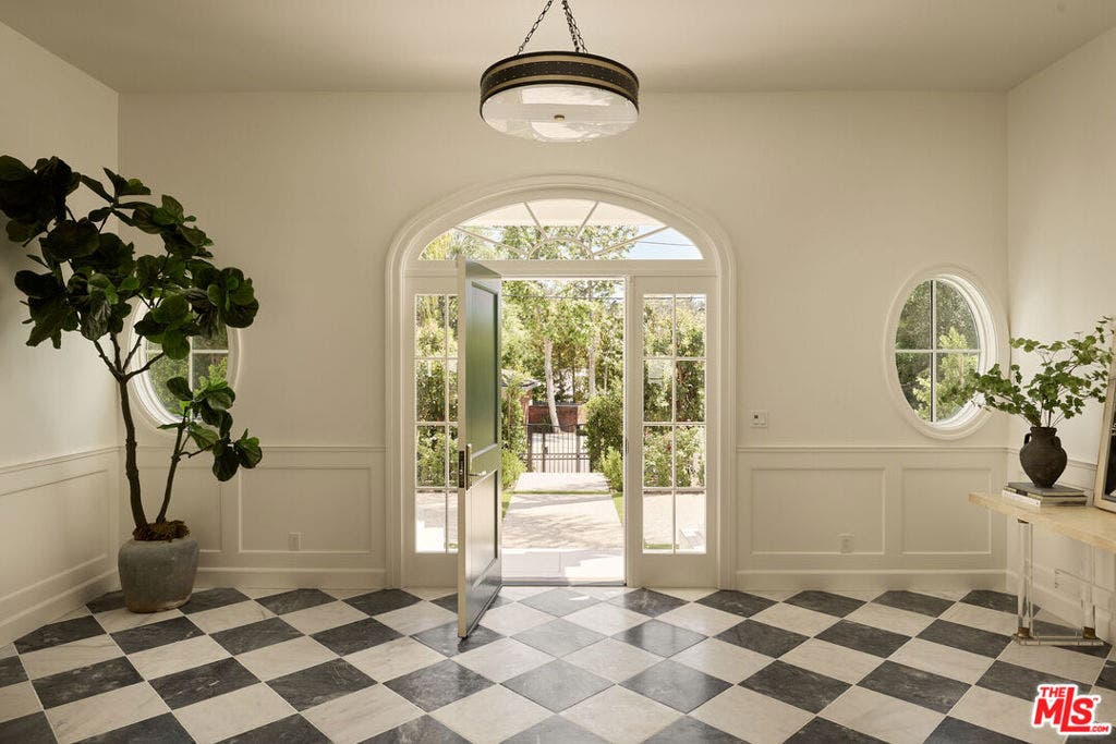 31 Oakmont Drive, Los Angeles, CA 90049