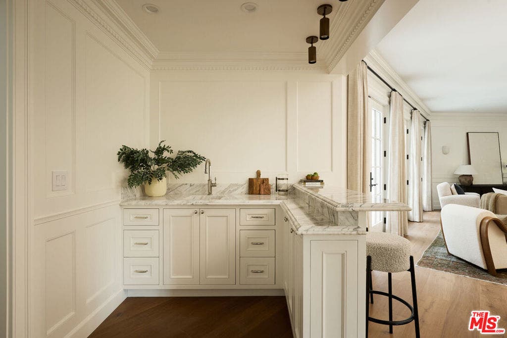 31 Oakmont Drive, Los Angeles, CA 90049