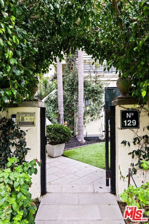 Property photo for 129 Outrigger Mall, Los Angeles, CA
