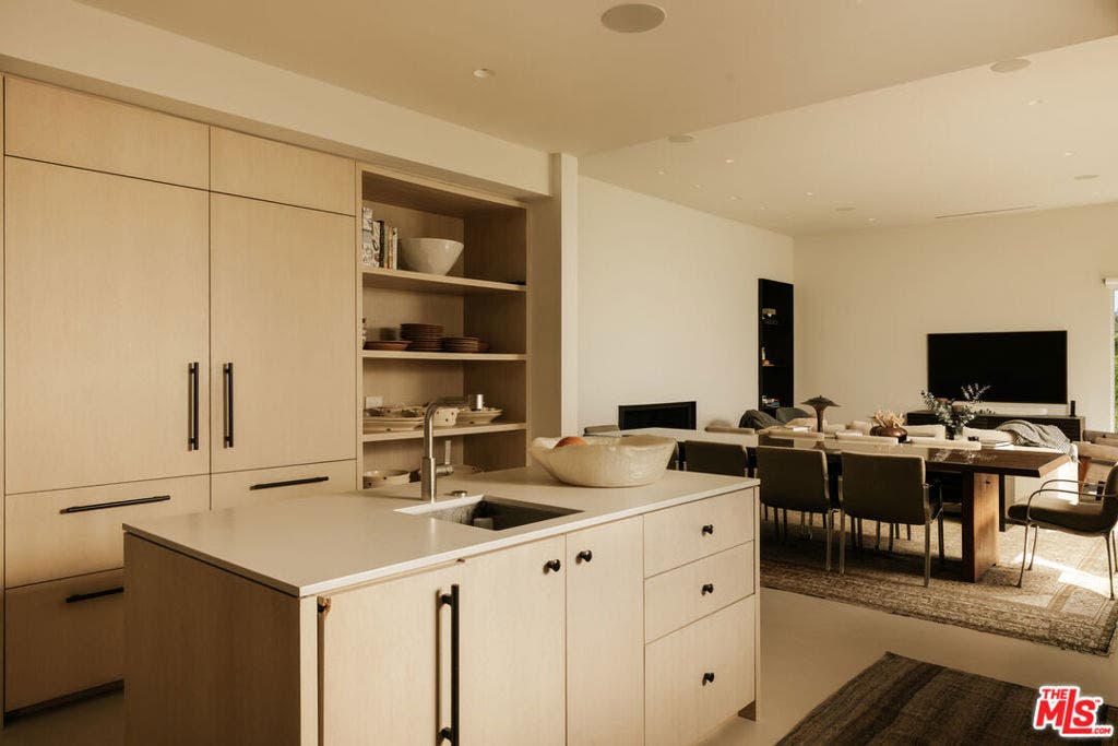 555 Vick Place, Beverly Hills, CA 90210 555 Vick Place, Beverly Hills, CA 90210