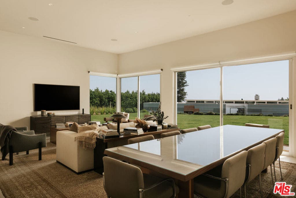 555 Vick Place, Beverly Hills, CA 90210 555 Vick Place, Beverly Hills, CA 90210
