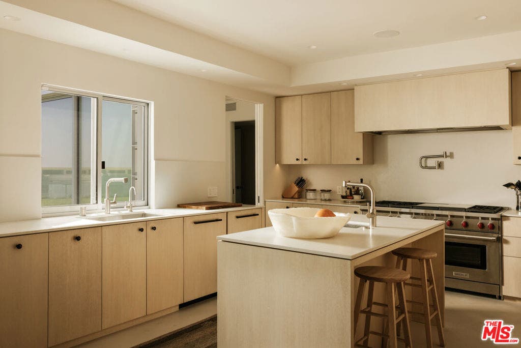 555 Vick Place, Beverly Hills, CA 90210 555 Vick Place, Beverly Hills, CA 90210