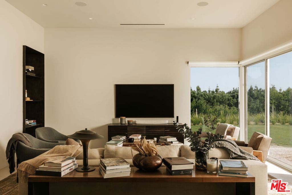 555 Vick Place, Beverly Hills, CA 90210 555 Vick Place, Beverly Hills, CA 90210