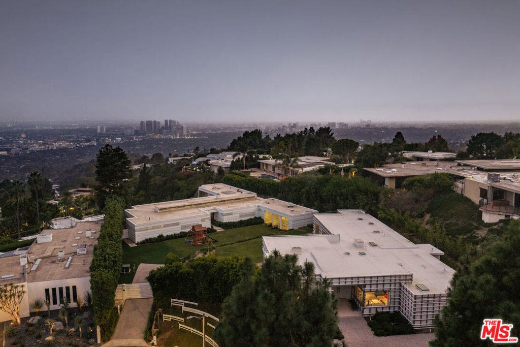 555 Vick Place, Beverly Hills, CA 90210 555 Vick Place, Beverly Hills, CA 90210