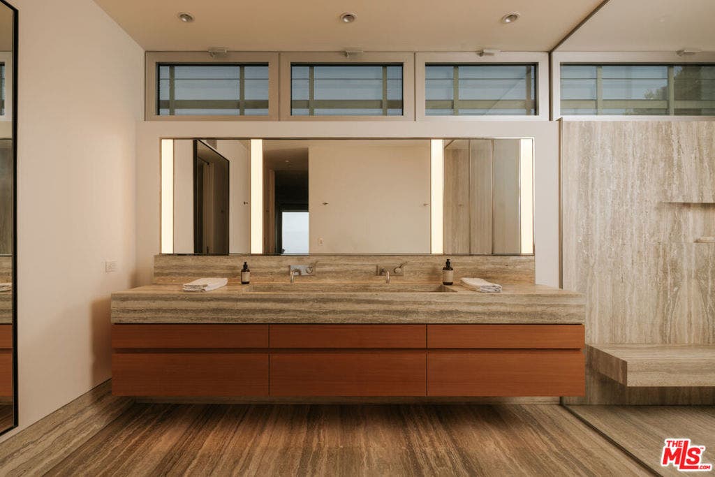 555 Vick Place, Beverly Hills, CA 90210 555 Vick Place, Beverly Hills, CA 90210