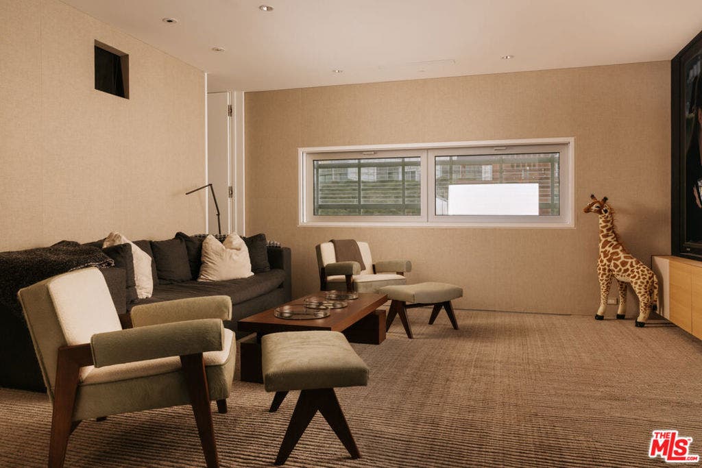 555 Vick Place, Beverly Hills, CA 90210 555 Vick Place, Beverly Hills, CA 90210