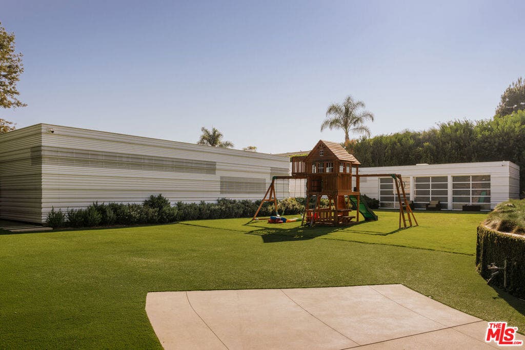 555 Vick Place, Beverly Hills, CA 90210 555 Vick Place, Beverly Hills, CA 90210