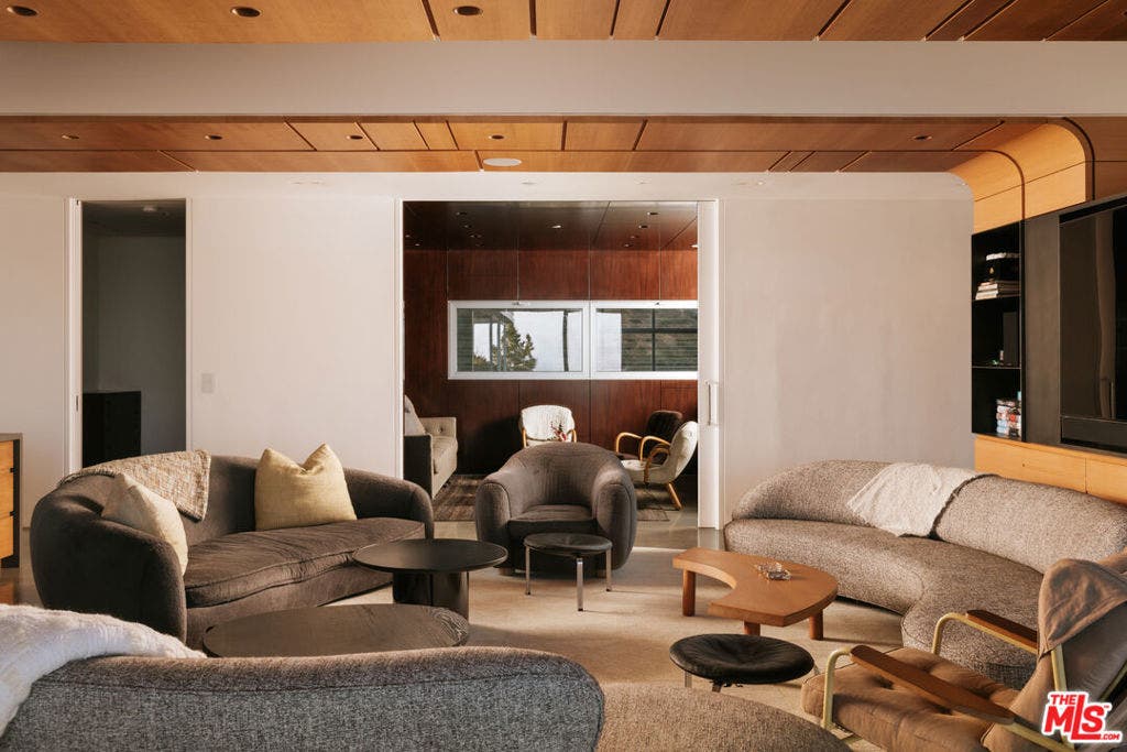 555 Vick Place, Beverly Hills, CA 90210 555 Vick Place, Beverly Hills, CA 90210