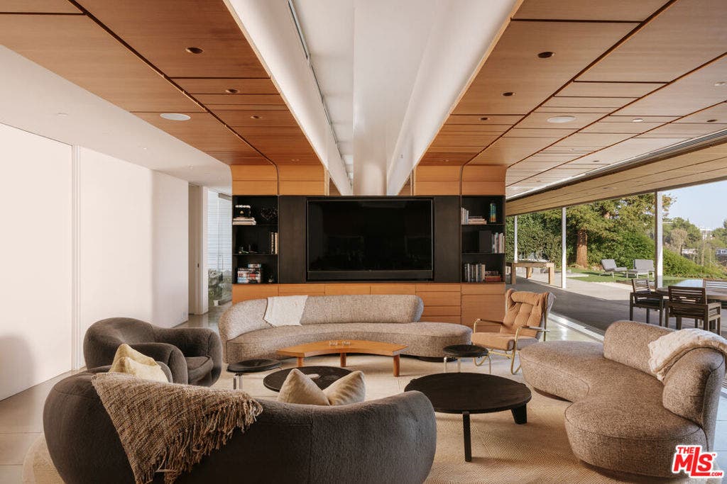 555 Vick Place, Beverly Hills, CA 90210 555 Vick Place, Beverly Hills, CA 90210