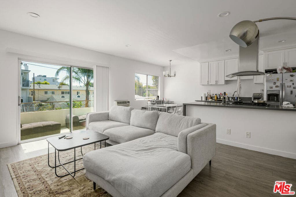10225 Regent Street, Los Angeles, CA 90034 10225 Regent Street, Los Angeles, CA 90034