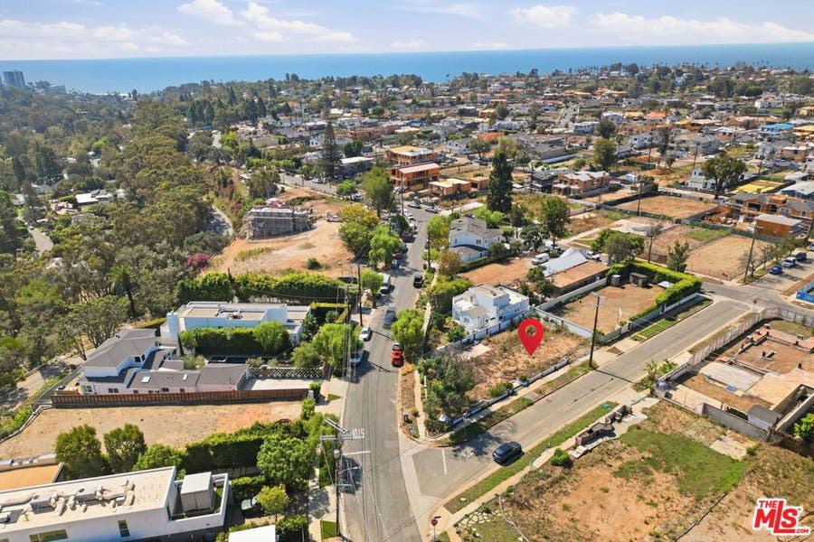 Property photo for 875 Chautauqua Boulevard, Pacific Palisades, CA