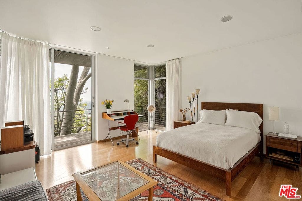 901 Kenter Way, Los Angeles, CA 90049 901 Kenter Way, Los Angeles, CA 90049